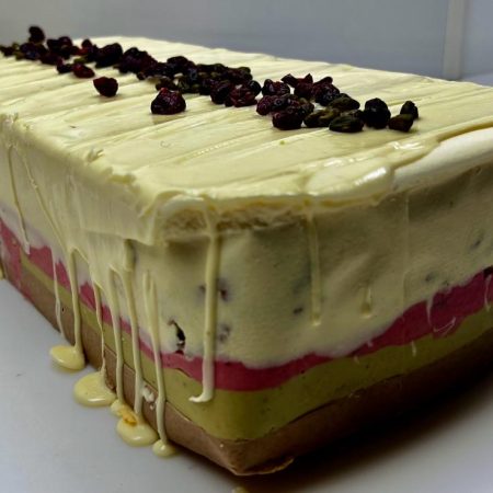 TURRON CHOCOLATE BLANCO CHEESECAKE CON QUESO DE TETILLA DE ARZUA DE FRUTOS ROJOS,PISTACHO,NUECES Y GALLETA JENGIBRE. HECHO A MANO