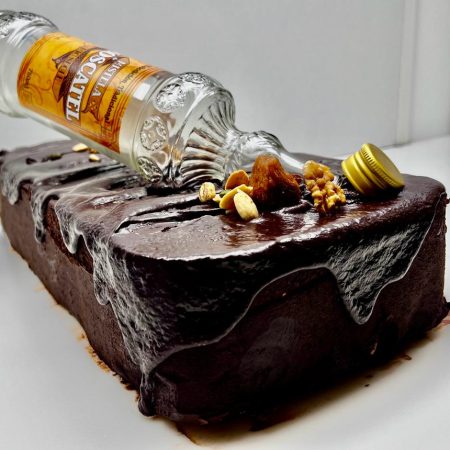 * TURRON TRUFADO NEGRO CON MOSCATEL Y FRUITOS SECOSDEL PAIS,HECHO A MANO.