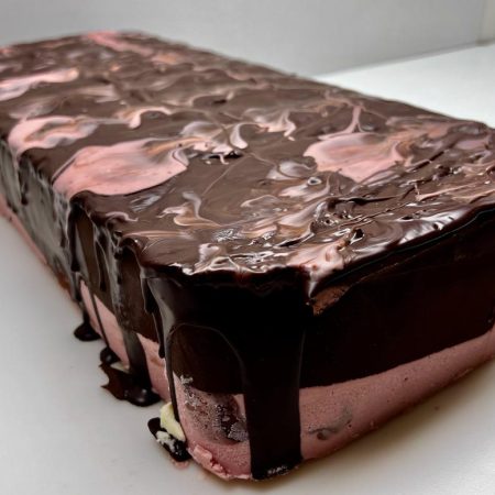 TURRON DOS CHOCOLATES NEGRO Y BLANCO ALGODÓN DE AZUCAR Y PETAZETA.