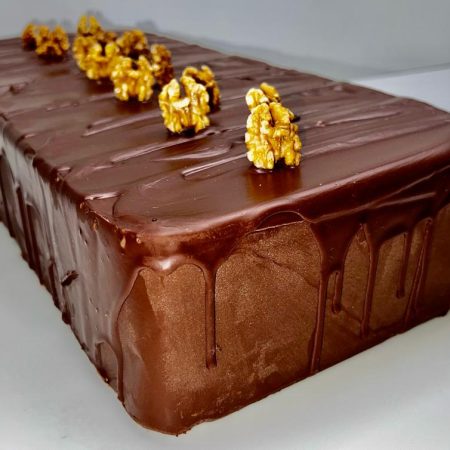 TURRON CHOCOLATE CON LECHE , NUECES DEL PAIS HECHO A MANO.