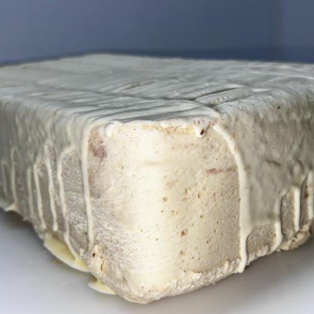 TURRON CON KINDERMUYBUENO HECHO A MANO.