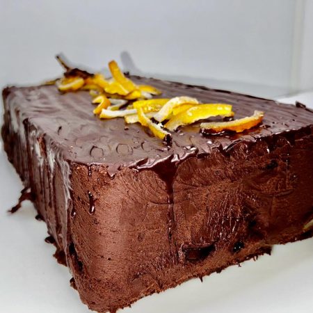 TURRON DE NARANJAS GALLEGAS MACERADAS CON LICOR DE AMARETTO EN BARRICA DE ROBLE  1 AÑO HECHO A MANO.