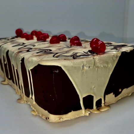 TURRON DOS CHOCOLATES NEGRO Y BLANCO CON CEREZA MACERADA CON ORUJO GALLEGO EN BARRICA DE ROBLE . HECHO A MANO.