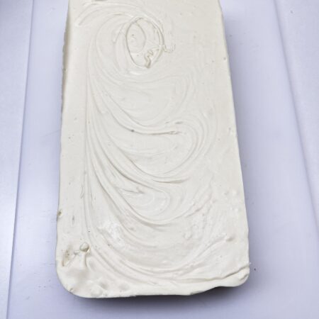 TURRON DE CHOCOLATE BLANCO CHESECAKE CON QUESO DE TETILLA DE ARZUA Y GALLETA JENGIBRE. HECHO A MANO,