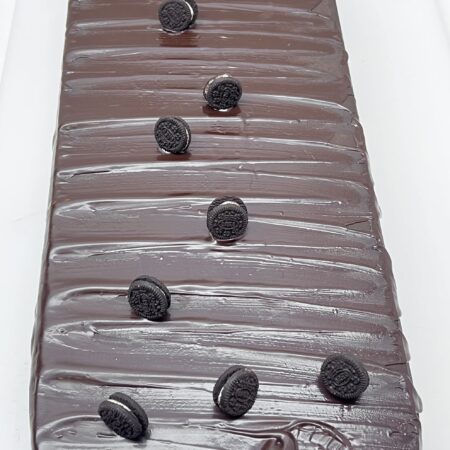 TURRON CON COOKIES NEGRA  HECHO A MANO.