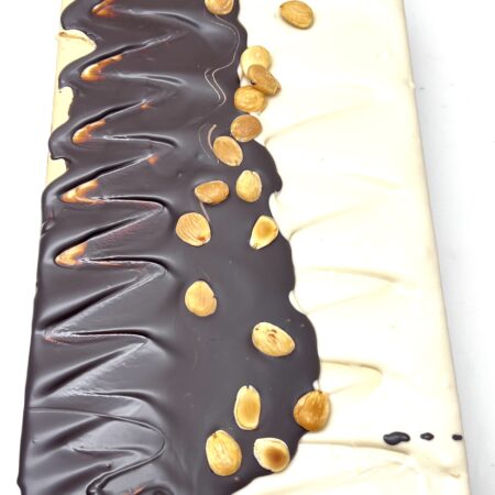 TURRON DOS CHOCOLATES DE ALMENDRA MARCONA DEL PAIS HECHO A MANO.
