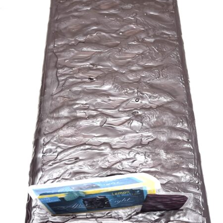 TURRON DOS CHOCOLATES NEGRO Y BLANCO CON PALITOS DE GALLETA MIKADITITOS. HECHO A MANO.