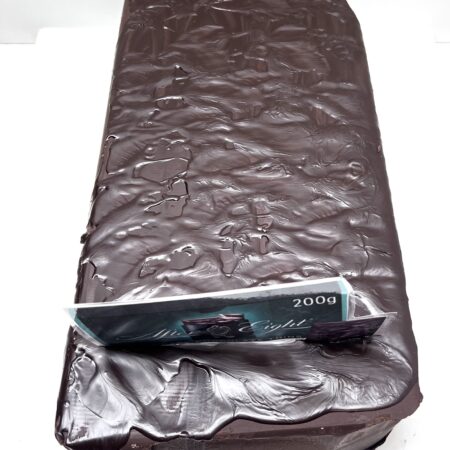 TURRON DOS CHOCOLATES NEGRO 70% CACAO Y BLANCO CON GALLETA KIKATINA. HECHO A MANO