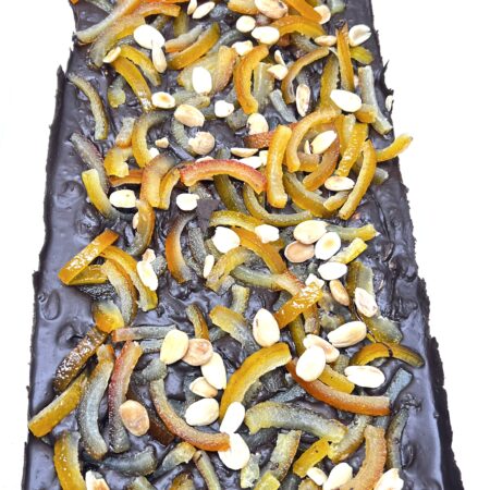 TURRON DE CHOCOLATE NEGRO CON CEREZA MACERADAS CON WHISKY. HECHO A MANO.