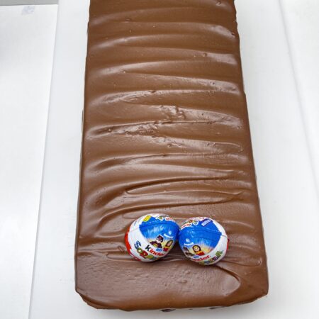 TURRON DOS CHOCOLATES CON LECHE Y BLANCO, HUEVO HECHO A MANO.